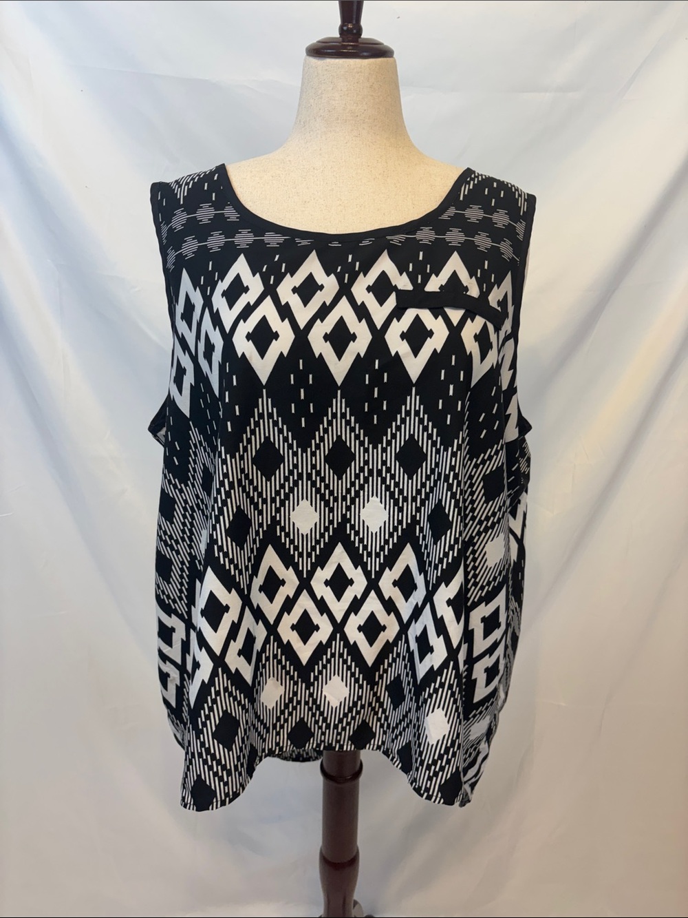 Indulge Black White Geometric Diamond Print Sleeveless Blouse Plus Size